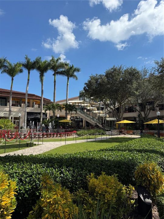 For Sale: $585,000 (2 beds, 2 baths, 970 Square Feet)