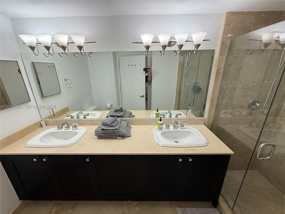 For Sale: $585,000 (2 beds, 2 baths, 970 Square Feet)