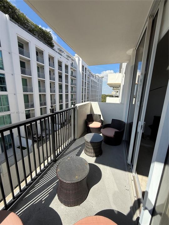 For Sale: $585,000 (2 beds, 2 baths, 970 Square Feet)