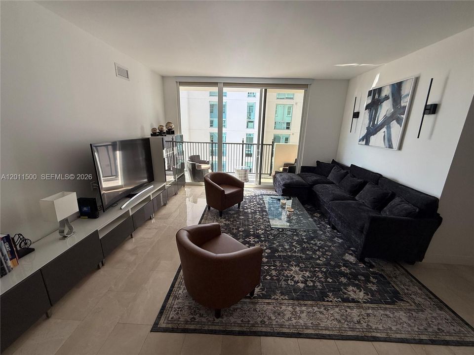 For Sale: $585,000 (2 beds, 2 baths, 970 Square Feet)