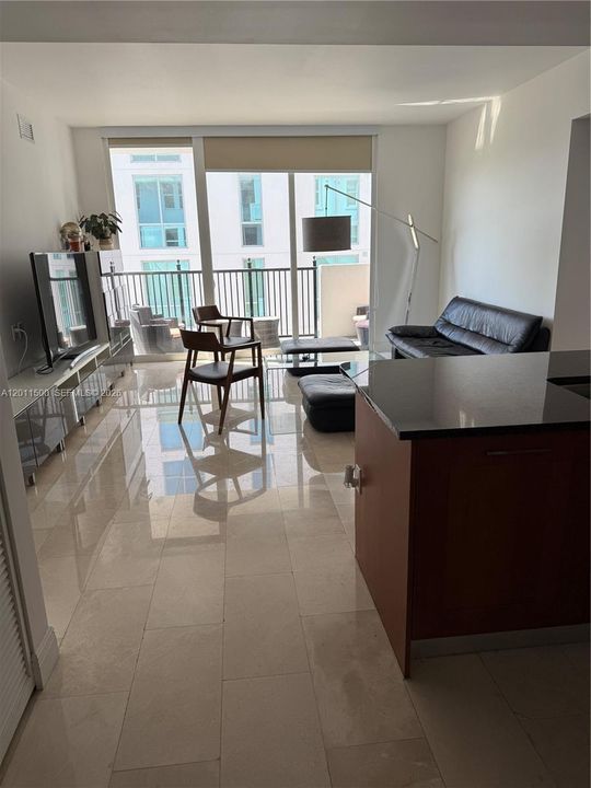 For Sale: $585,000 (2 beds, 2 baths, 970 Square Feet)