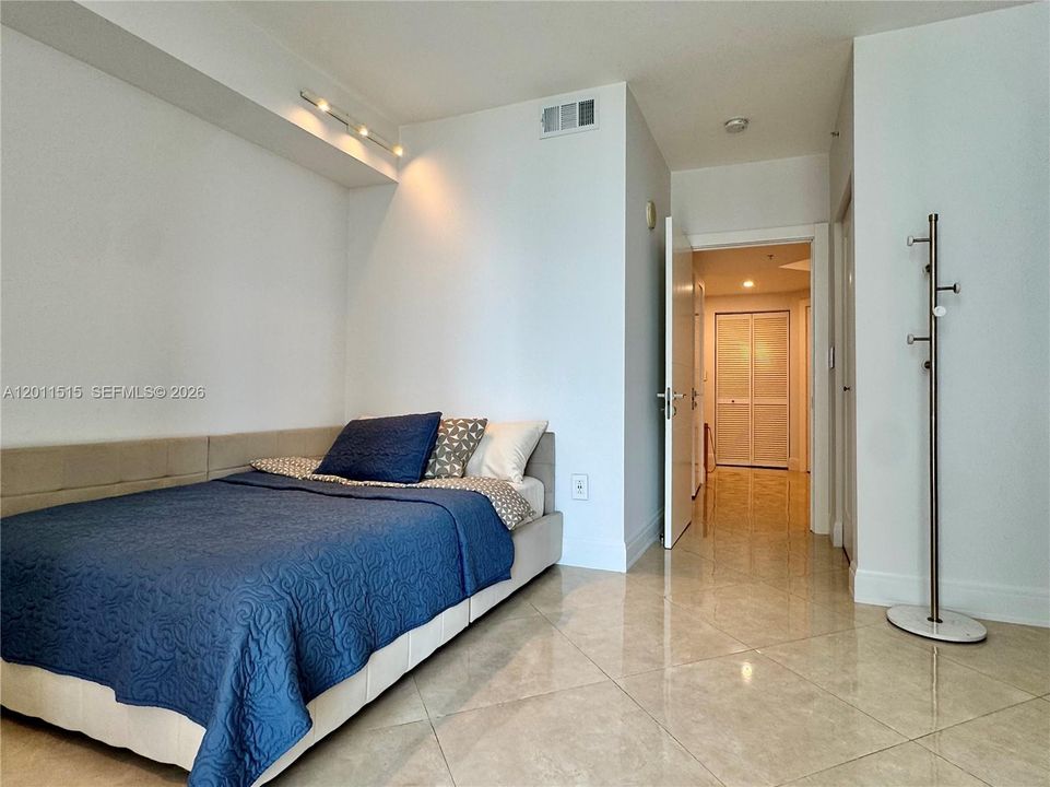 Activo con contrato: $5,900 (3 camas, 2 baños, 1447 Pies cuadrados)