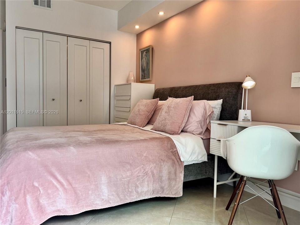 Activo con contrato: $5,900 (3 camas, 2 baños, 1447 Pies cuadrados)