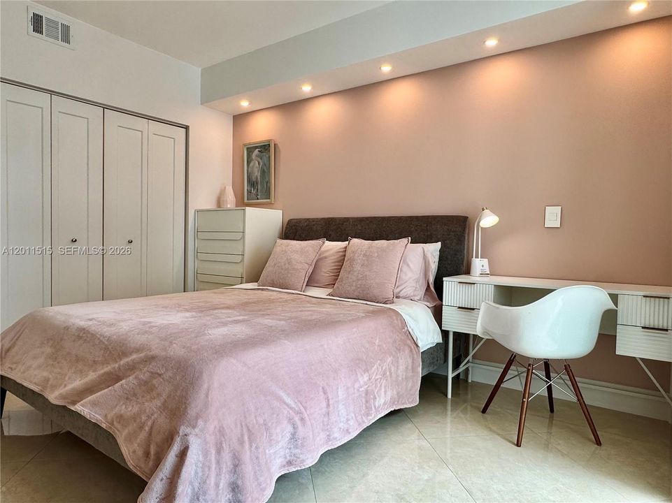 Activo con contrato: $5,900 (3 camas, 2 baños, 1447 Pies cuadrados)