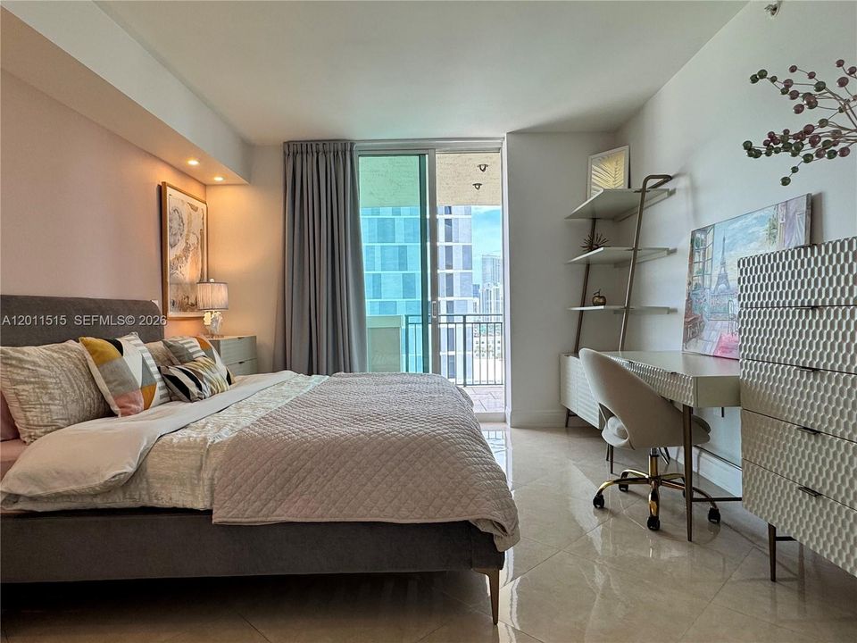Activo con contrato: $5,900 (3 camas, 2 baños, 1447 Pies cuadrados)