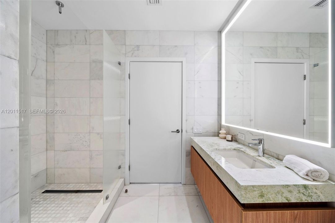 For Sale: $1,026,800 (1 beds, 2 baths, 1075 Square Feet)