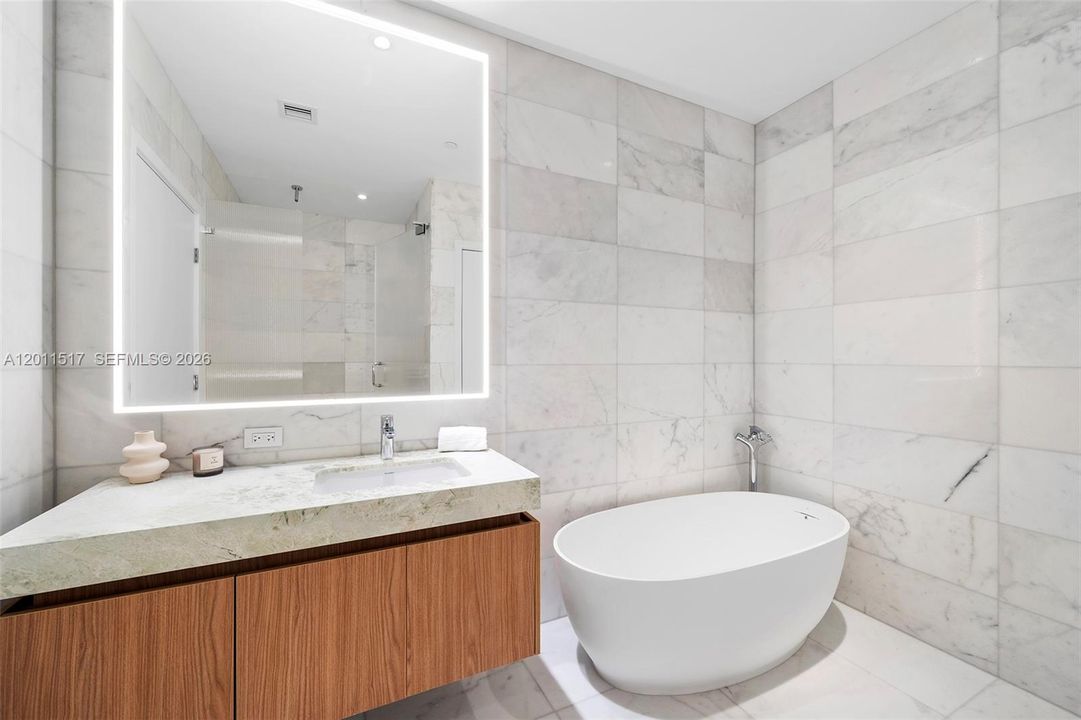For Sale: $1,026,800 (1 beds, 2 baths, 1075 Square Feet)