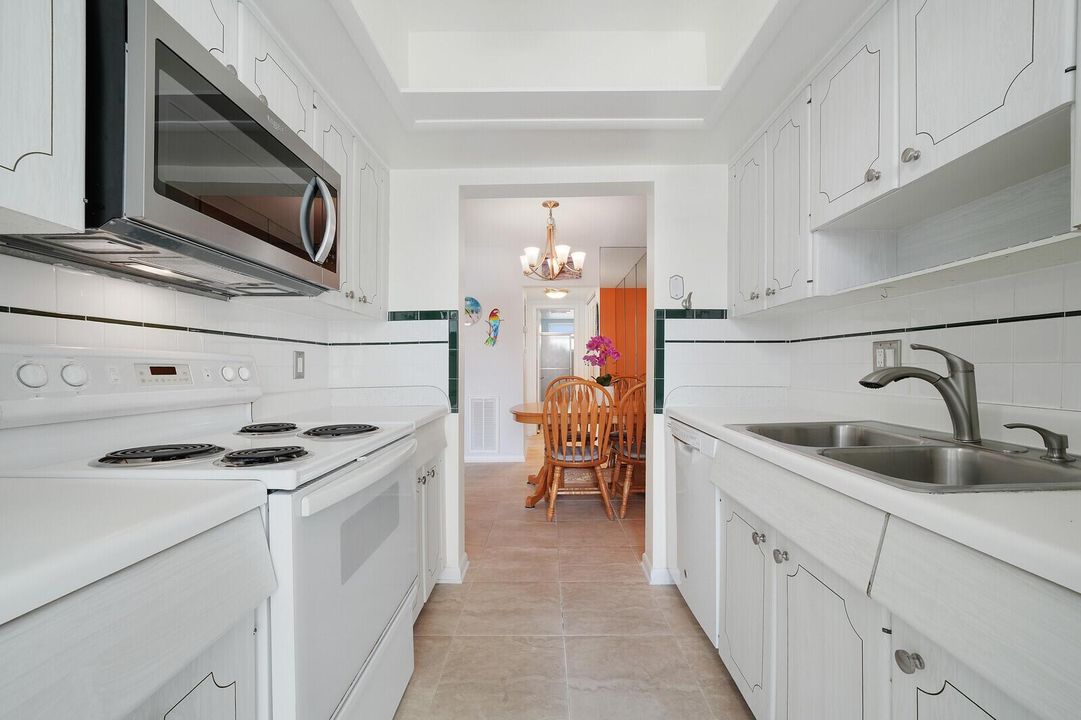 10-Interior-37-Yacht-Club-Dr-202