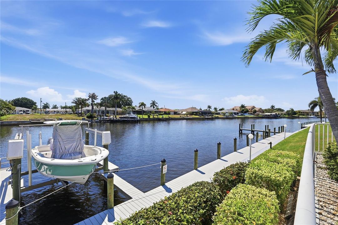 For Sale: $230,000 (2 beds, 2 baths, 1095 Square Feet)