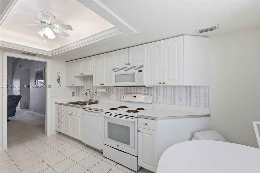 For Sale: $230,000 (2 beds, 2 baths, 1095 Square Feet)