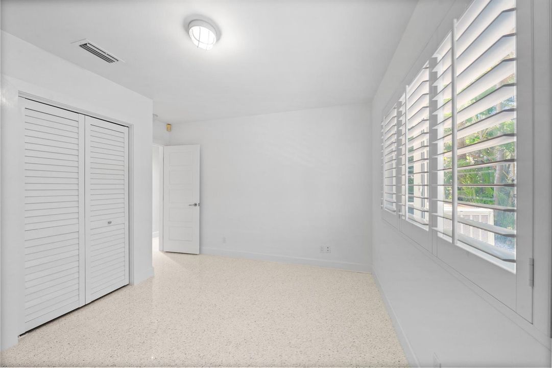16_bedroom2