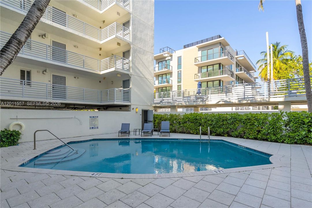 Active With Contract: $3,900 (2 beds, 2 baths, 990 Square Feet)
