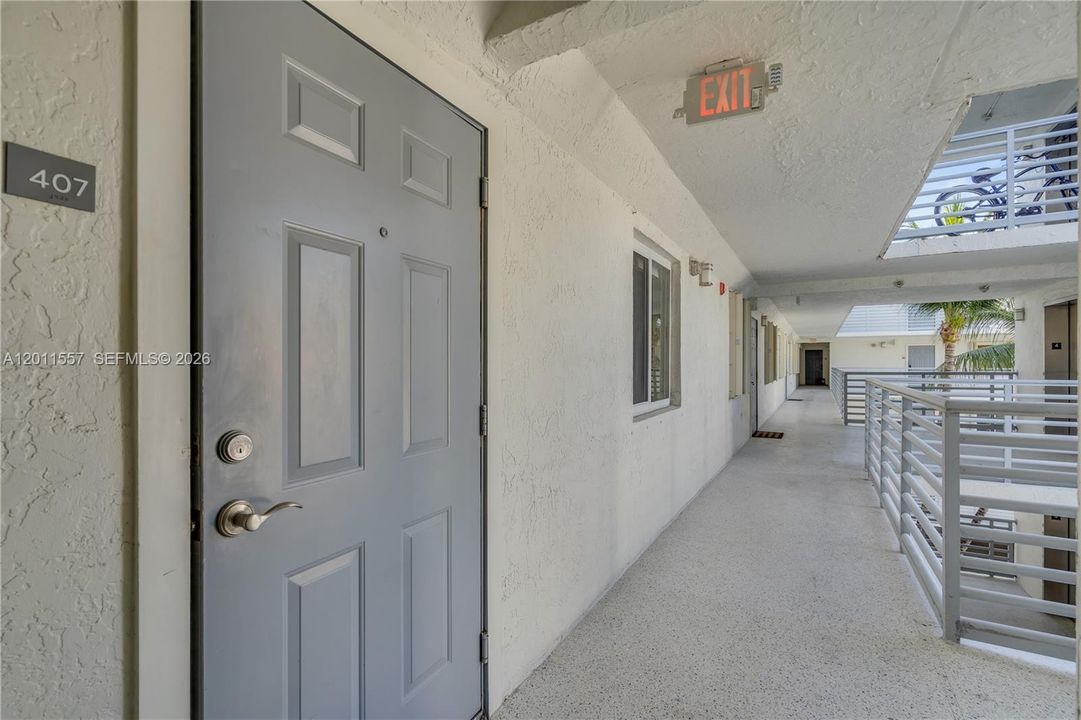 Active With Contract: $3,900 (2 beds, 2 baths, 990 Square Feet)