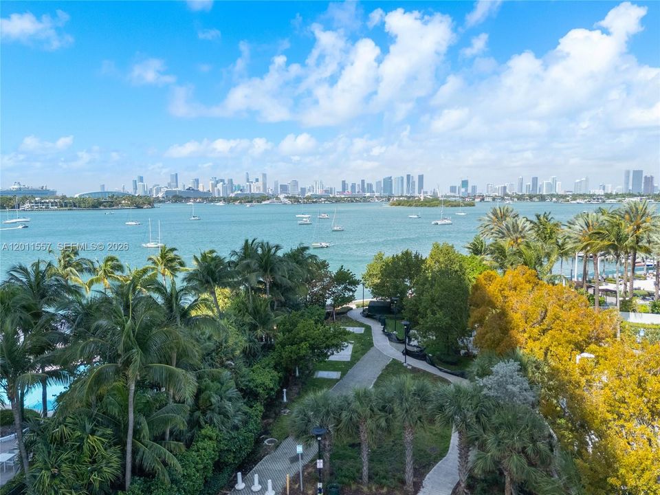 Active With Contract: $3,900 (2 beds, 2 baths, 990 Square Feet)