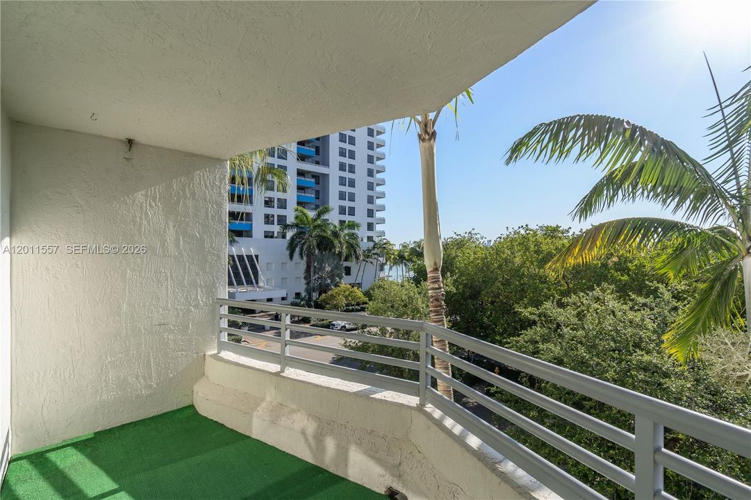 Active With Contract: $3,900 (2 beds, 2 baths, 990 Square Feet)