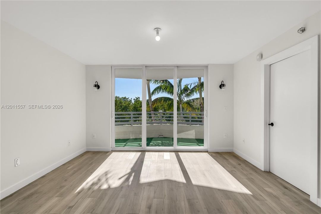 Active With Contract: $3,900 (2 beds, 2 baths, 990 Square Feet)