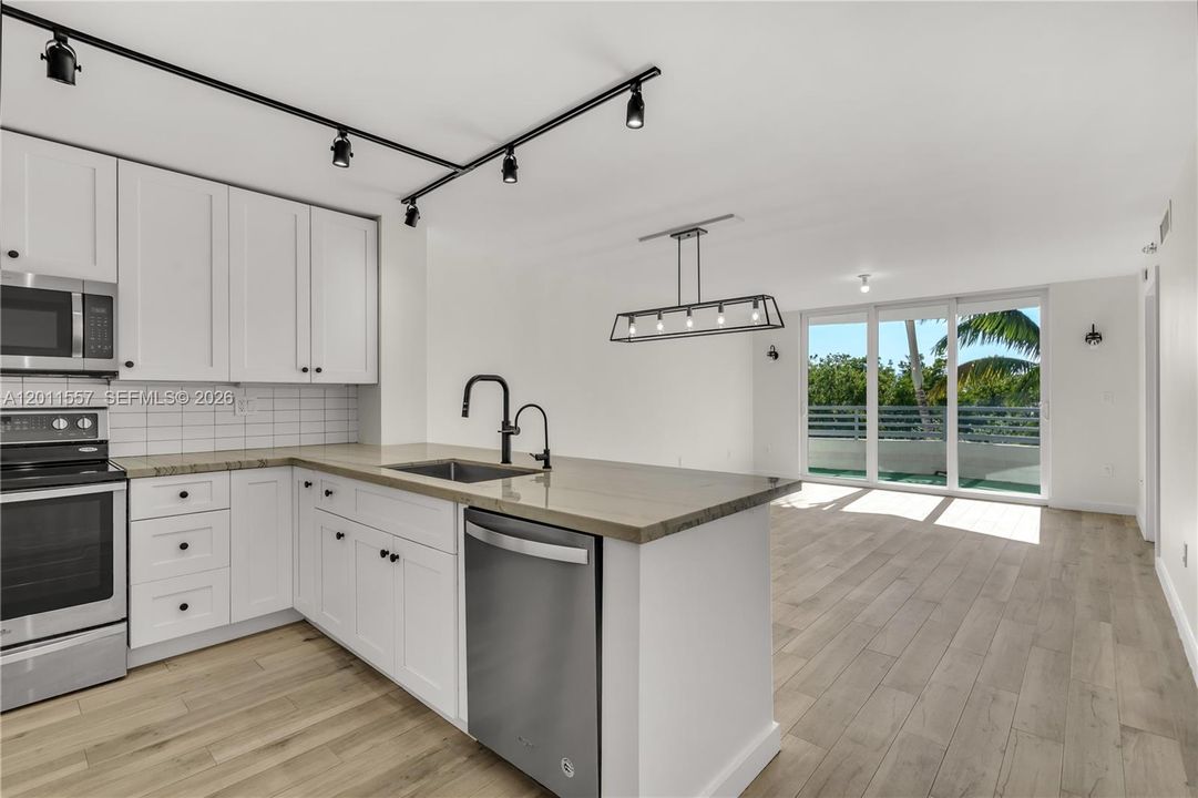 Active With Contract: $3,900 (2 beds, 2 baths, 990 Square Feet)