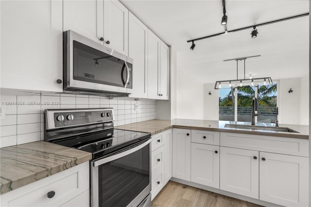 Active With Contract: $3,900 (2 beds, 2 baths, 990 Square Feet)