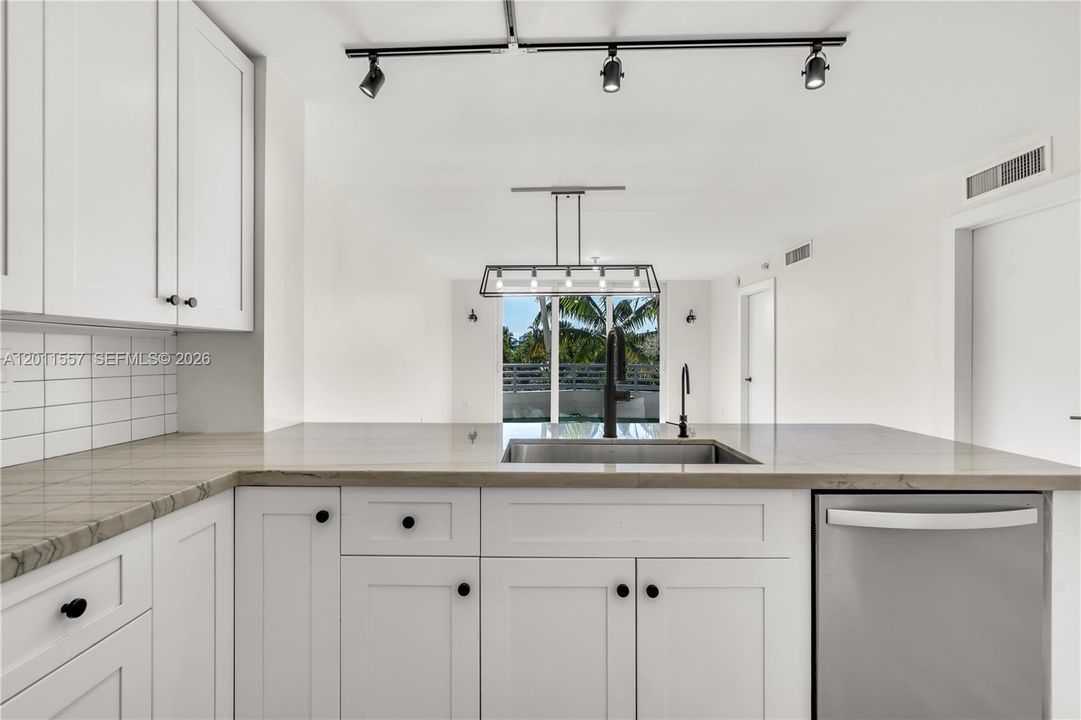 Active With Contract: $3,900 (2 beds, 2 baths, 990 Square Feet)