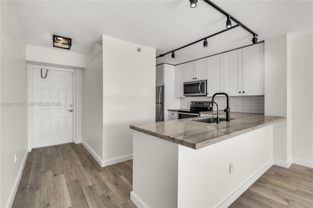 Active With Contract: $3,900 (2 beds, 2 baths, 990 Square Feet)