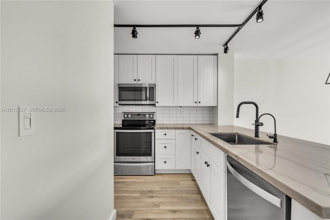 Active With Contract: $3,900 (2 beds, 2 baths, 990 Square Feet)