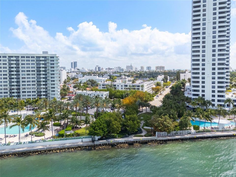 Active With Contract: $3,900 (2 beds, 2 baths, 990 Square Feet)
