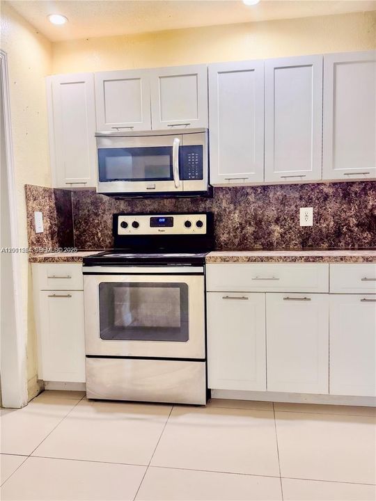 For Sale: $309,000 (3 beds, 3 baths, 1650 Square Feet)