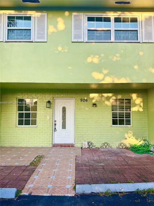 For Sale: $309,000 (3 beds, 3 baths, 1650 Square Feet)