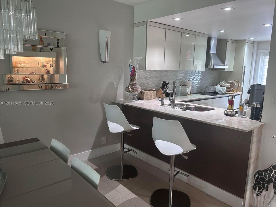 For Sale: $297,650 (1 beds, 1 baths, 879 Square Feet)