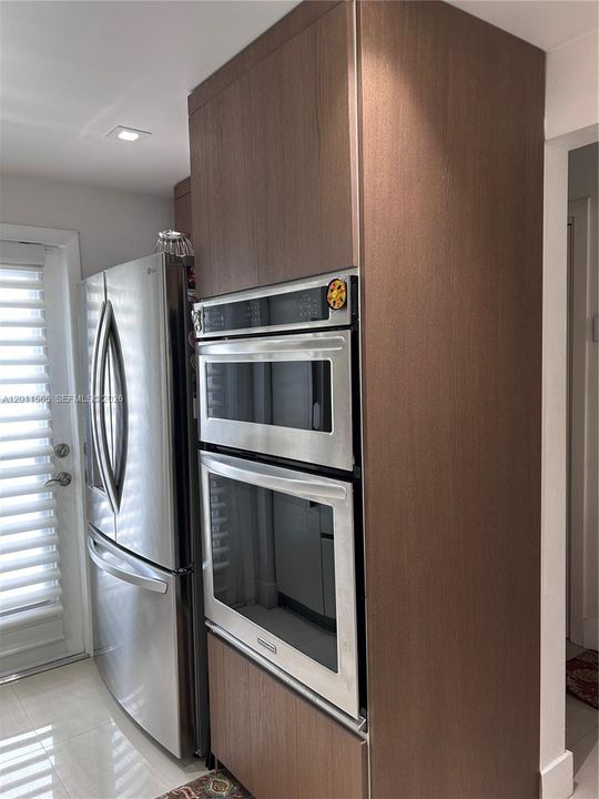 For Sale: $297,650 (1 beds, 1 baths, 879 Square Feet)