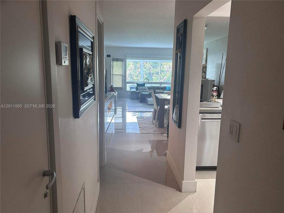 For Sale: $297,650 (1 beds, 1 baths, 879 Square Feet)