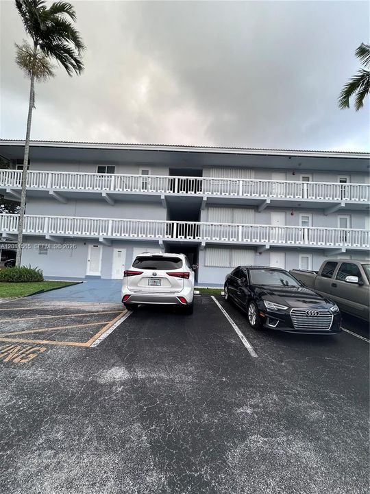 For Sale: $297,650 (1 beds, 1 baths, 879 Square Feet)