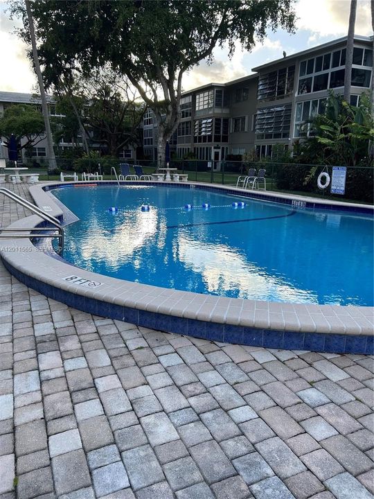 For Sale: $297,650 (1 beds, 1 baths, 879 Square Feet)