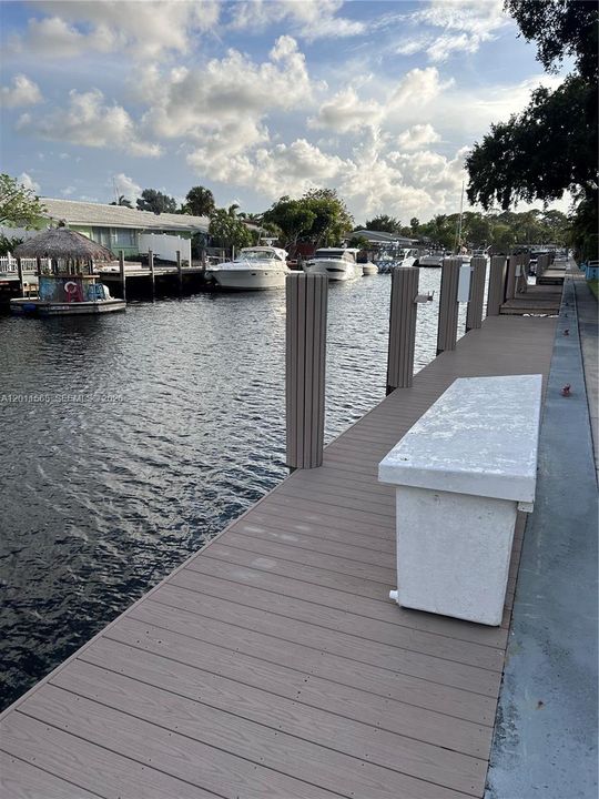 For Sale: $297,650 (1 beds, 1 baths, 879 Square Feet)