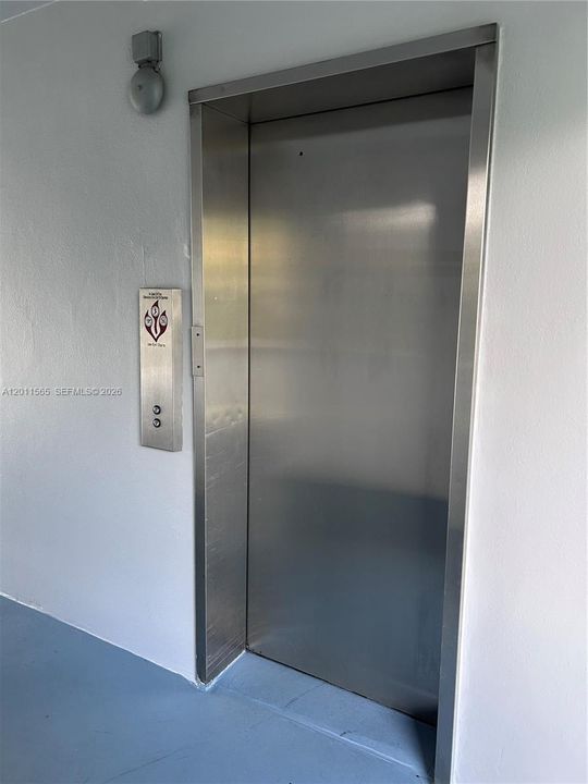 For Sale: $297,650 (1 beds, 1 baths, 879 Square Feet)