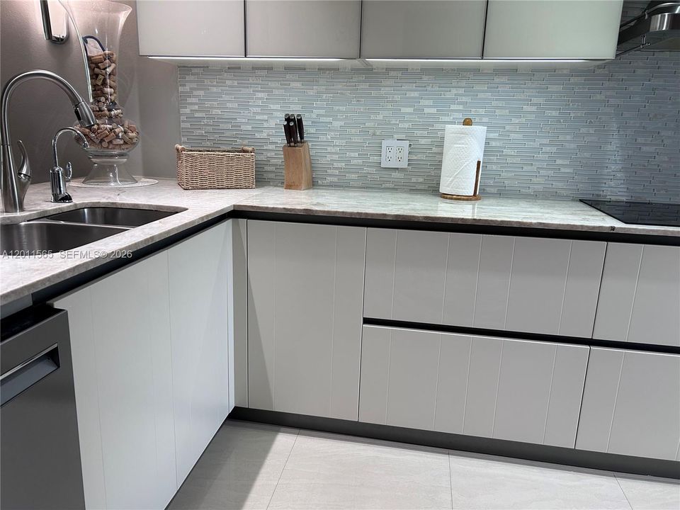 For Sale: $297,650 (1 beds, 1 baths, 879 Square Feet)