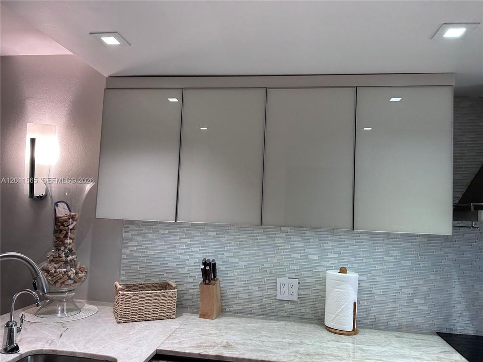 For Sale: $297,650 (1 beds, 1 baths, 879 Square Feet)