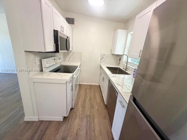 For Sale: $362,000 (3 beds, 1 baths, 944 Square Feet)