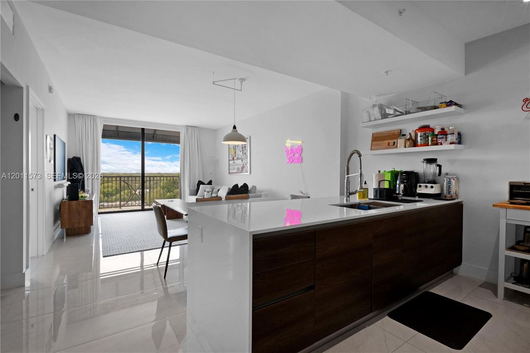 Active With Contract: $558,000 (1 beds, 1 baths, 713 Square Feet)