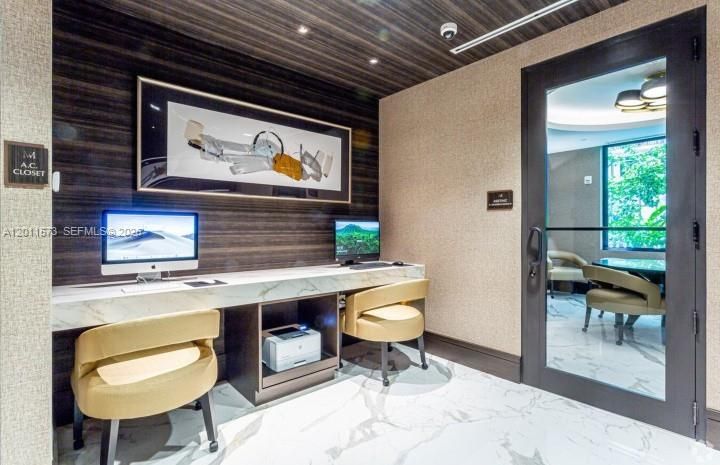 Active With Contract: $558,000 (1 beds, 1 baths, 713 Square Feet)