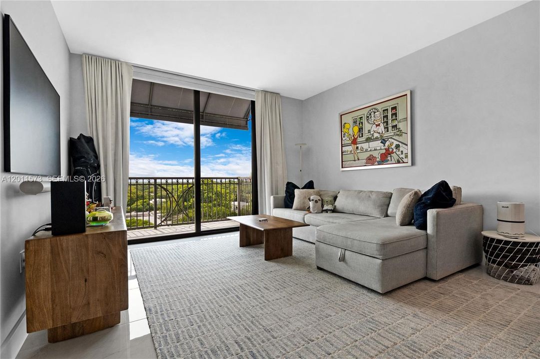 Active With Contract: $558,000 (1 beds, 1 baths, 713 Square Feet)