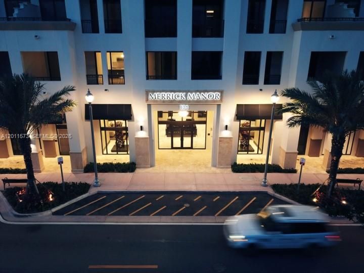 Active With Contract: $558,000 (1 beds, 1 baths, 713 Square Feet)