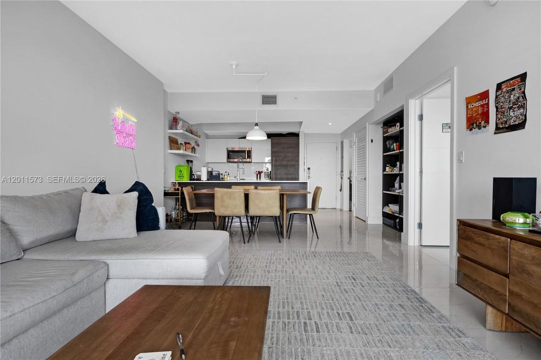 Active With Contract: $558,000 (1 beds, 1 baths, 713 Square Feet)