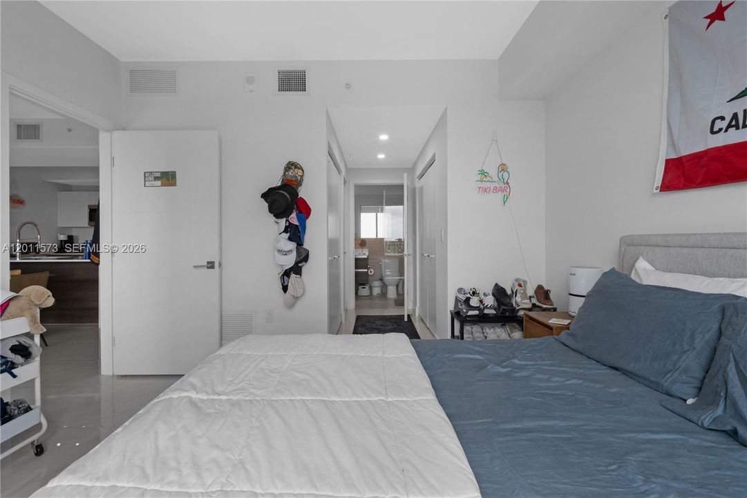 Active With Contract: $558,000 (1 beds, 1 baths, 713 Square Feet)