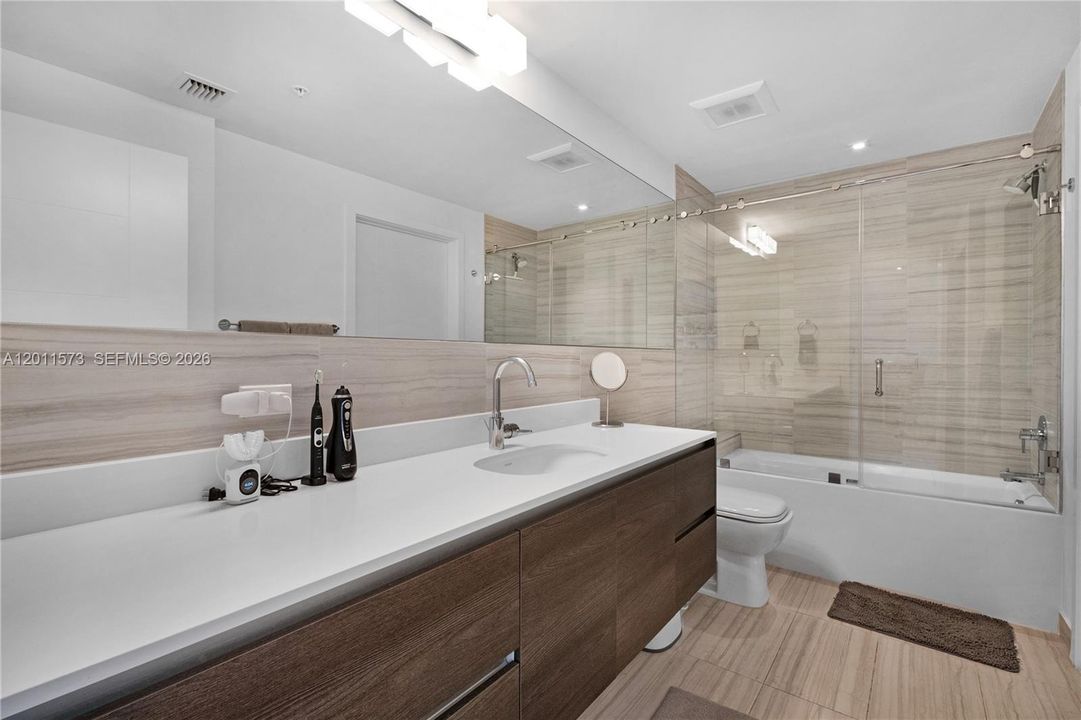 Active With Contract: $558,000 (1 beds, 1 baths, 713 Square Feet)