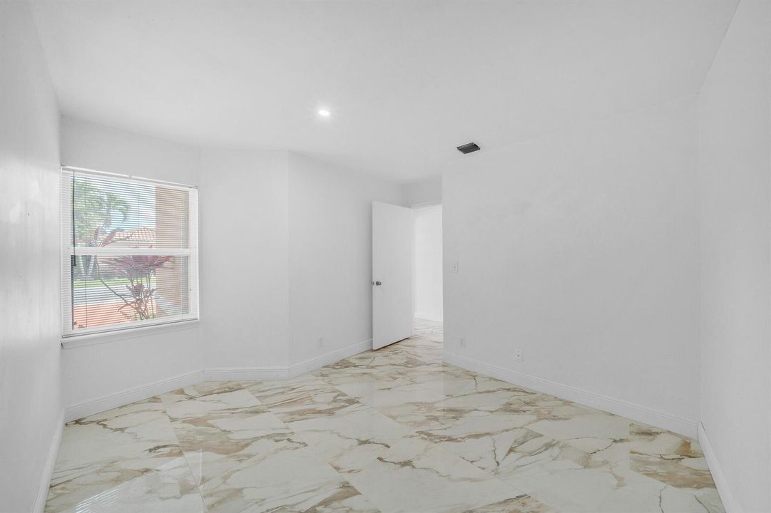 18 Guest Bedroom B (4)