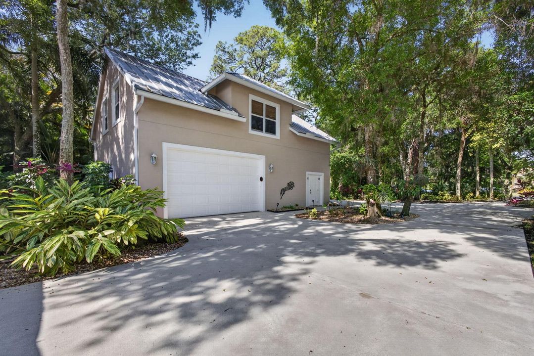 Oversized 2 + Car Garage