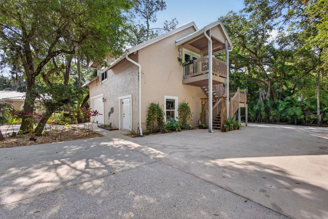 Detached Garage with 1:2 Bath and 1 Bedr