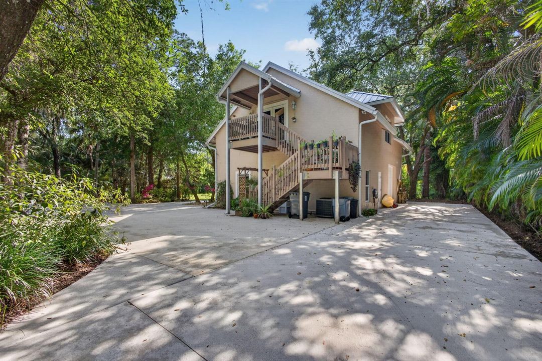 2nd Level Entry to 1 Bed 1 Bath Apartmen