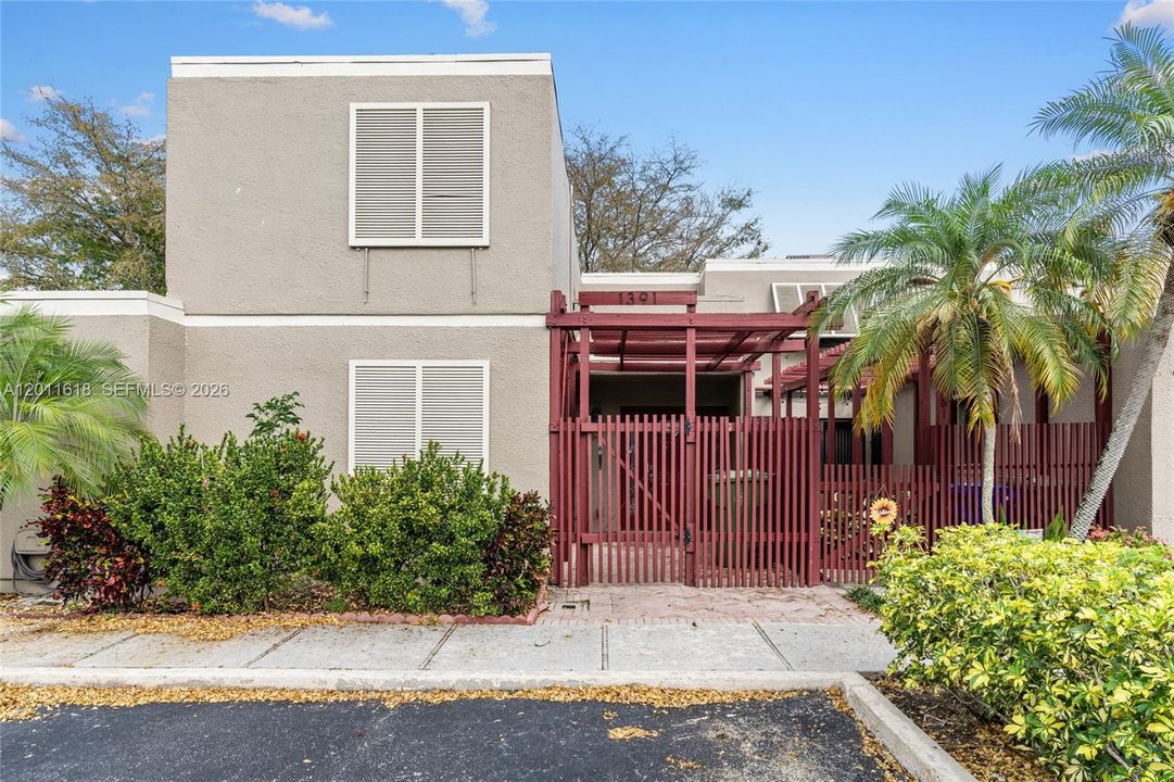 For Rent: $3,200 (3 beds, 2 baths, 1686 Square Feet)